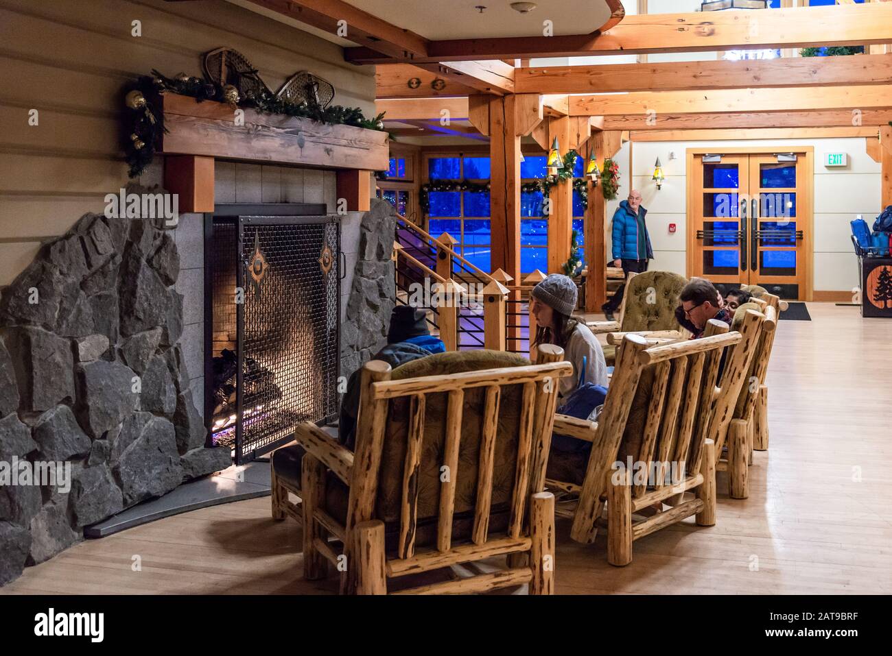 https://c8.alamy.com/comp/2AT9BRF/family-gathers-in-front-of-the-fireplace-in-the-lobby-of-the-old-faithful-snow-lodge-yellowstone-national-park-wyoming-usa-2AT9BRF.jpg