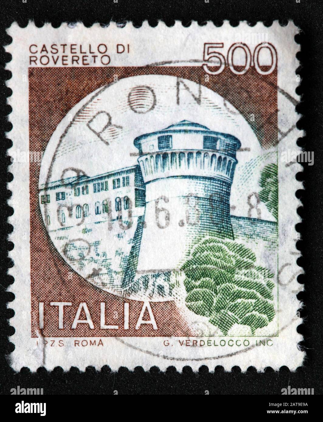 Italian stamp, poste Italia used and franked stamp, castles of Italy,   Italia 500lire, 500L,500 Lira, Castello Di Rovereto, G.Verdelocco inc Stock Photo
