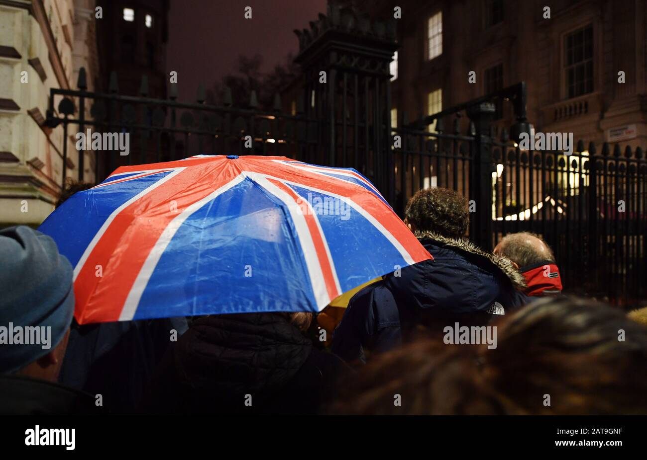 Whitehall, London, UK. 31st January 2020. Crowds gather at the entrance into Downing Street to mark the UK leaving the EU at 11.00pm. Credit: Malcolm Park/Alamy Live News. Stock Photo