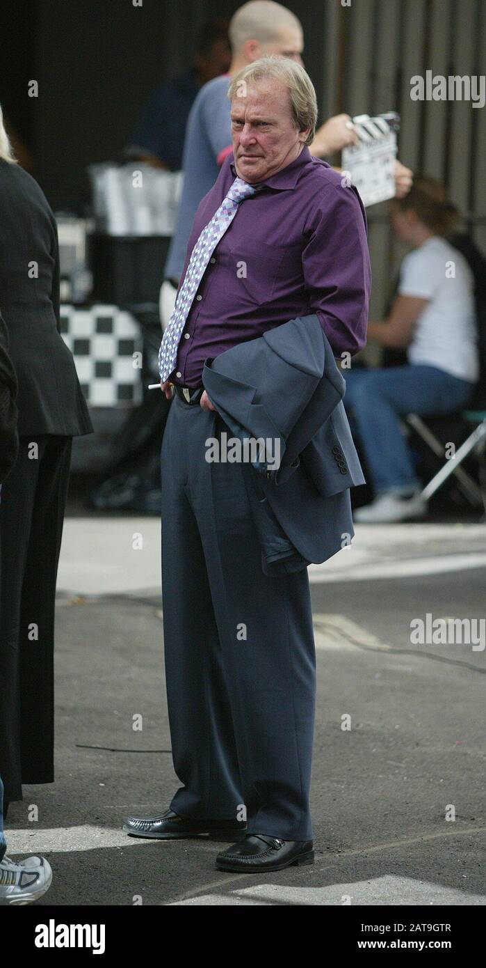 Dennis Waterman,ON SET OF 'NEW TRICKS' IN SOHO 01/09/2004 – 22:10 Stock Photo