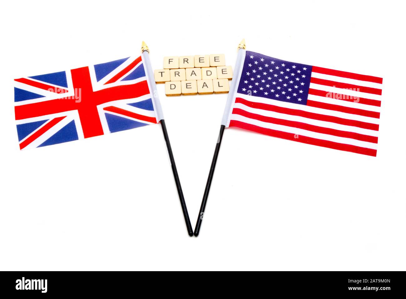 The flags of the United Kingdom and the United States isolated on a white background with a sign reading Free Trade Deal Stock Photo