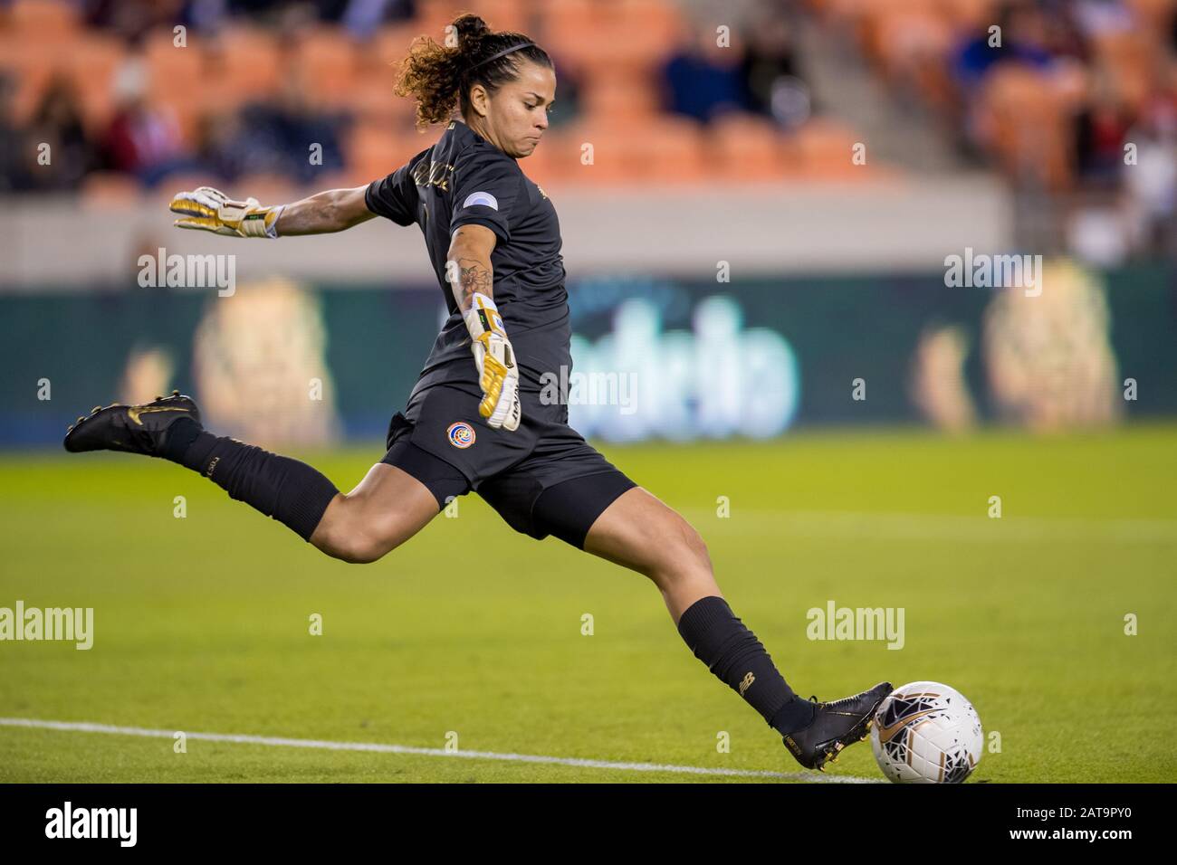 Houston, TX, USA. 31st Jan, 2020. Costa Rica goalkeeper Maria Bermudez (1) puts the ball into play during the 2nd half of a CONCACAF Olympic Qualifying soccer match between Haiti and Costa Rica at BBVA Stadium in Houston, TX. Costa Rica won the game 2 to 0.Trask Smith/CSM/Alamy Live News Stock Photo