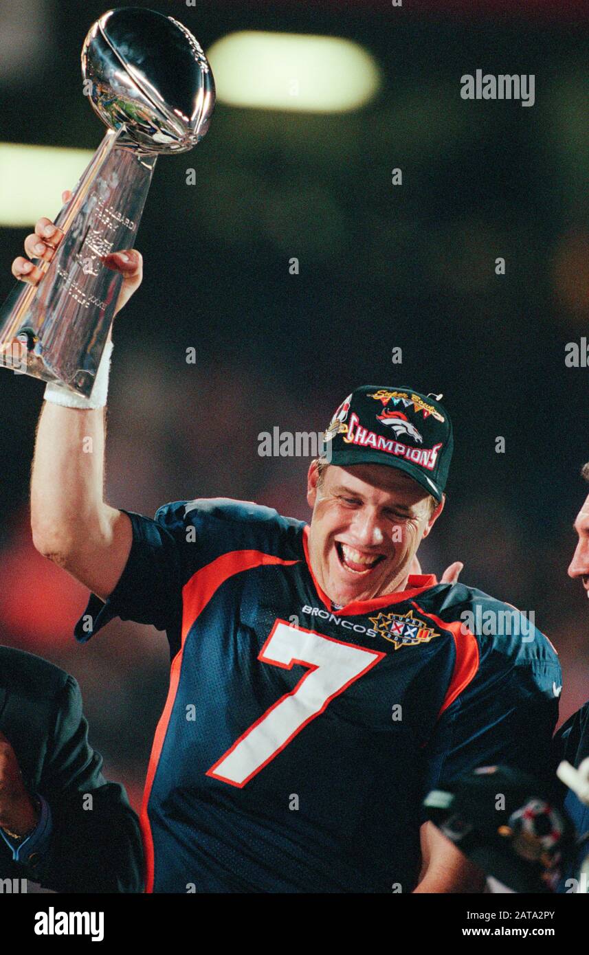 John Elway of the Denver Broncos holds up the Vince Lombardi Trophy after  winning Super Bowl XXXII on 1/25/98 in San Diego, CA Broncos 31, Packers 24  Stock Photo - Alamy