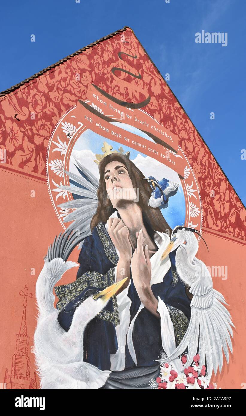 Mural of 13th Century monarch Queen Eleanor of Castile by Luke McDonnell on Stony Stratford High Street. Stock Photo