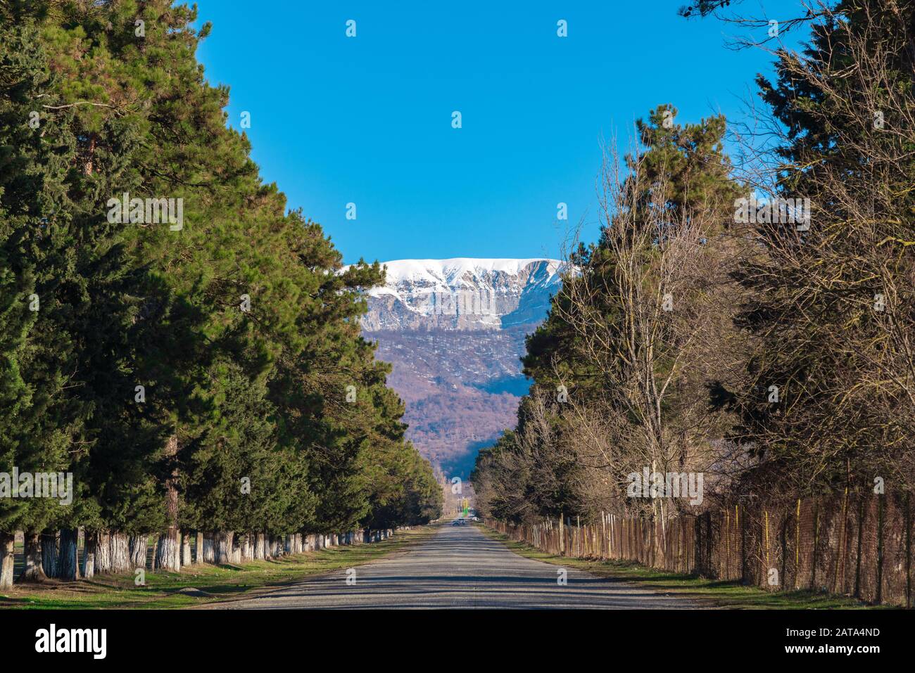 Countryside roadway between mountains hi-res stock photography and ... Countryside roadway between mountains hi-res stock photography and ...