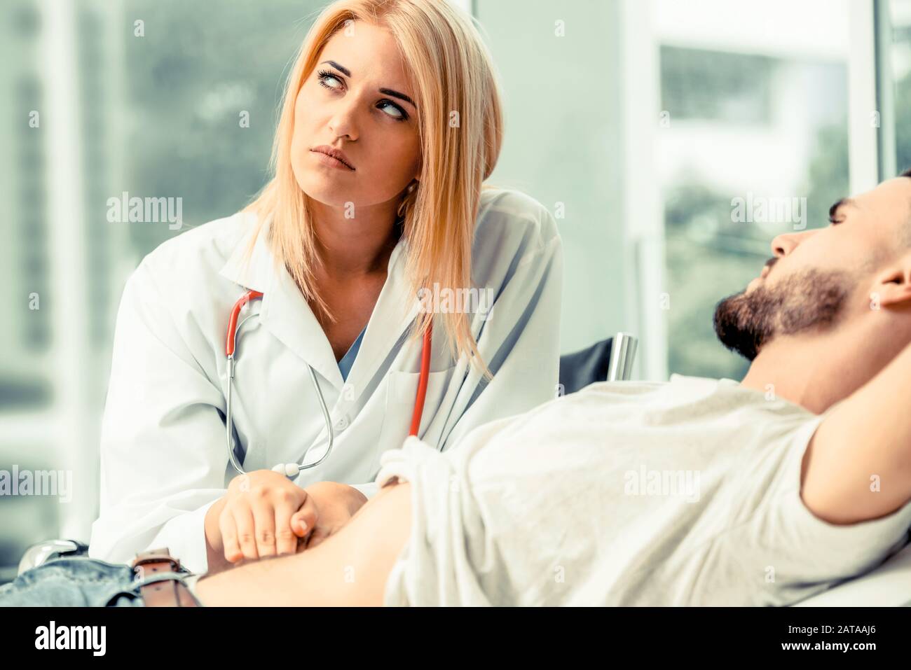 Жену врач видео. Женщина настороженно разговаривает с врачом. Пациент рассказывает врачу ретро фото. Мужчина пациент женщина врач. Врач женщина грудью лежит на мужчине пациенте.