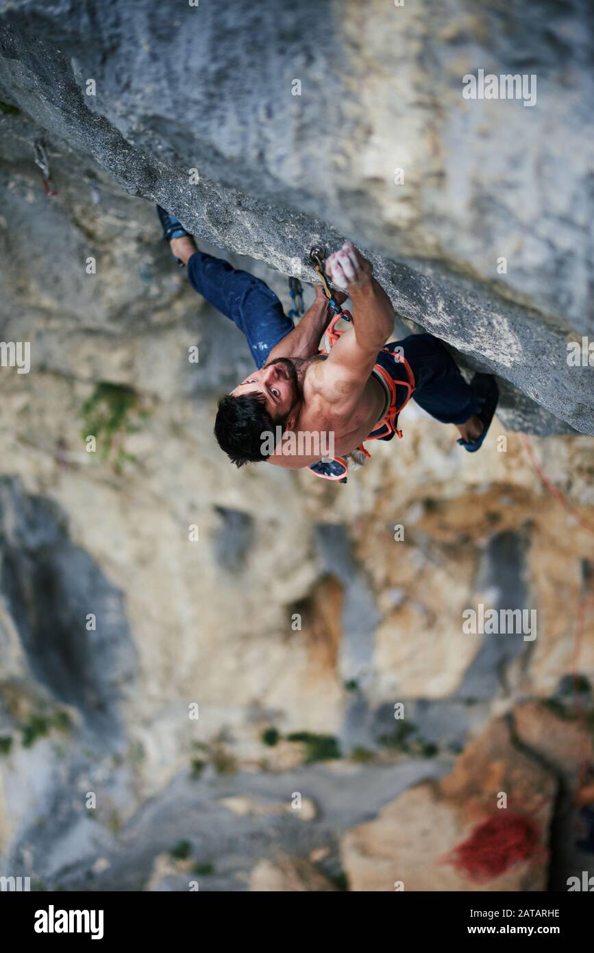 Professional male rock climber hi-res stock photography and images - Alamy
