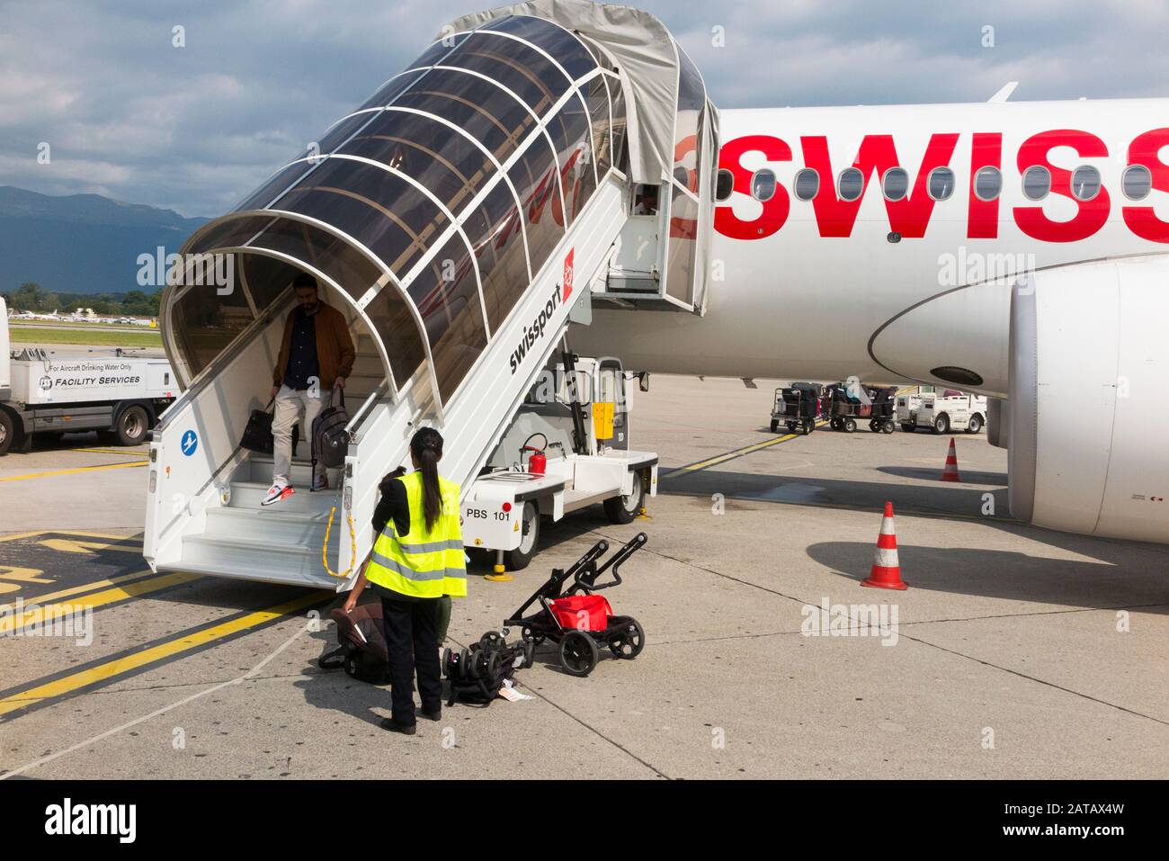 Airport Passenger Step Vehicle / self propelled mobile stairs steps for