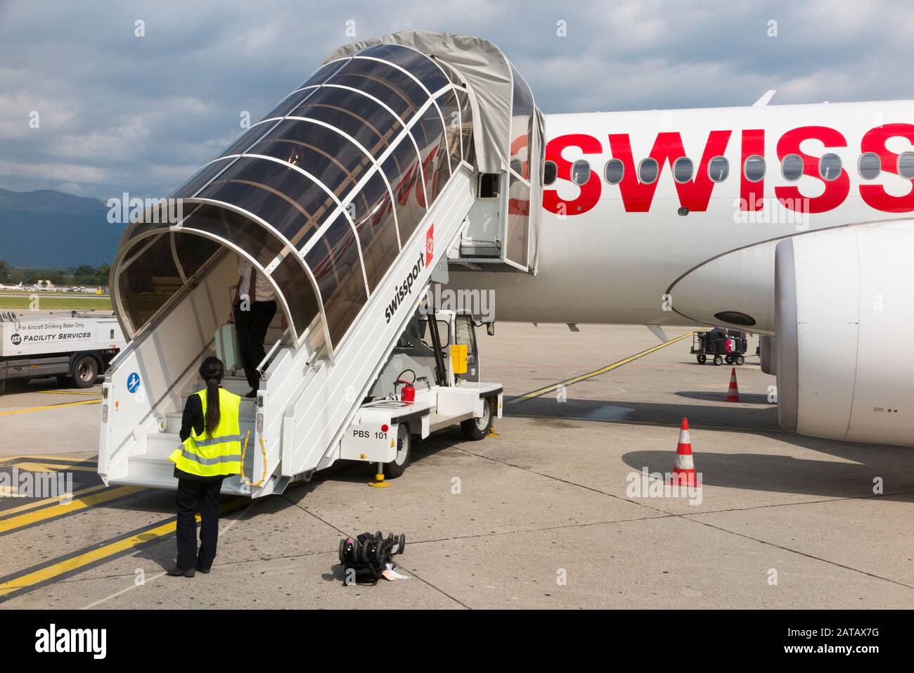 Airport Passenger Step Vehicle / self propelled mobile stairs steps for ...