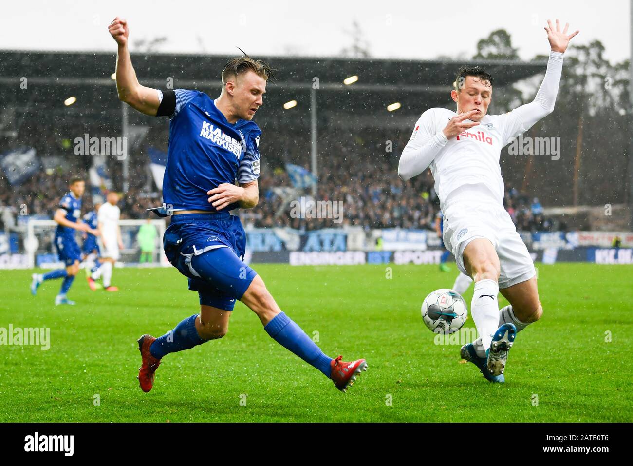 Karlsruhe, Germany. 01st Feb, 2020. Football: 2nd Bundesliga, 20th matchday, Karlsruher SC - Holstein Kiel, Wildparkstadion. Karlsruhe's Marco Thiede (l) in action against keels Fabian Reese (r) Credit: Tom Weller/dpa - IMPORTANT NOTE: In accordance with the regulations of the DFL Deutsche Fußball Liga and the DFB Deutscher Fußball-Bund, it is prohibited to exploit or have exploited in the stadium and/or from the game taken photographs in the form of sequence images and/or video-like photo series./dpa/Alamy Live News Stock Photo