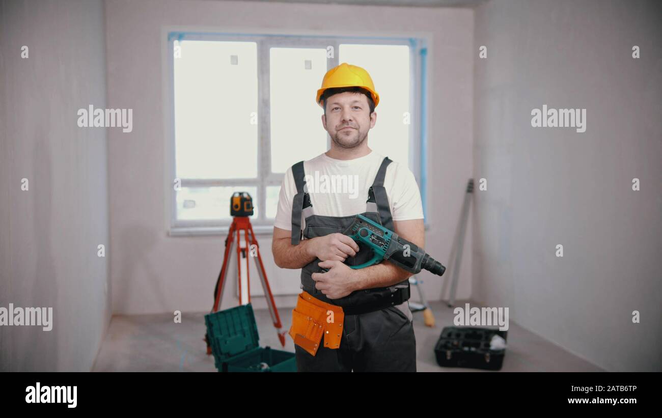 Sitting business man holding paper. Apt hold. Риэлтор в зеркале. Apt hold. Man holding paper.