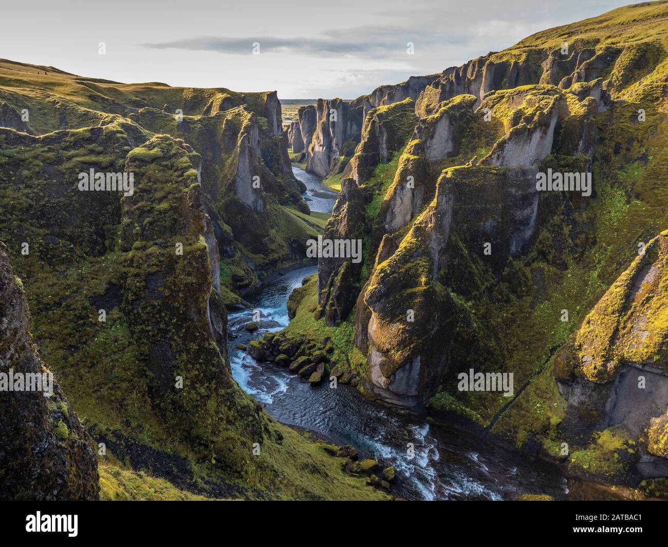 Ein Blick in die Schlucht Fjaðrárgljúfur in Island. Ein traumhafter Moment zum Sonnenuntergang. Durch die langen Schatten wirkt es noch imposanter. Stock Photo