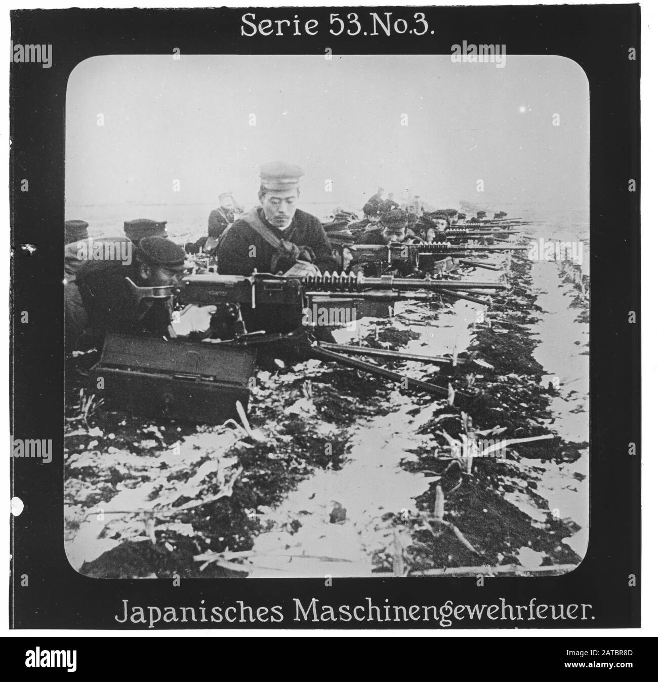 Projection für Alle: Weltkrieg Serie 53 Kolonial-, See- und Landkämpfe No. 3. Japanisches Maschinengewehrfeuer. - Die Firma „Projection für Alle“ wurde 1905 von Max Skladanowsky (1861-1939) gegründet. Sie produzierte bis 1928 fast 100 Serien zu je 24 Glasdias im Format 8,3 x 8,3 cm im sog. Bromsilber-Gelatine-Trockenplatten Verfahren. Die Serien umfassten vor allem Städte, Länder, Landschaften aber auch Märchen und Sagen, das Alte Testament und den Ersten Weltkrieg. Stock Photo