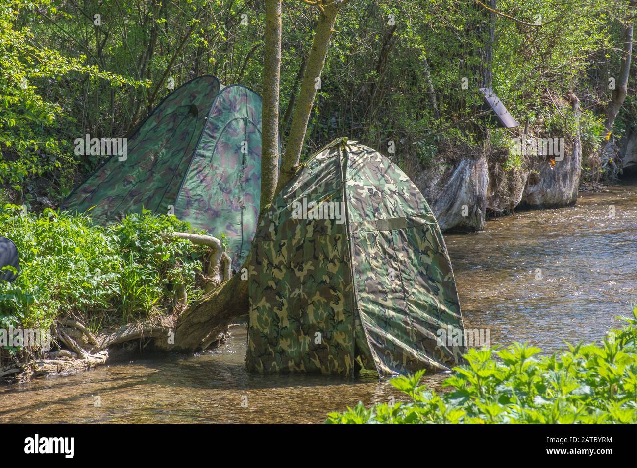 Tarnzelte fuer Naturfotografen am Fluss – Blinds for nature photographers on the river • Baden-Württemberg, Deutschland Stock Photo