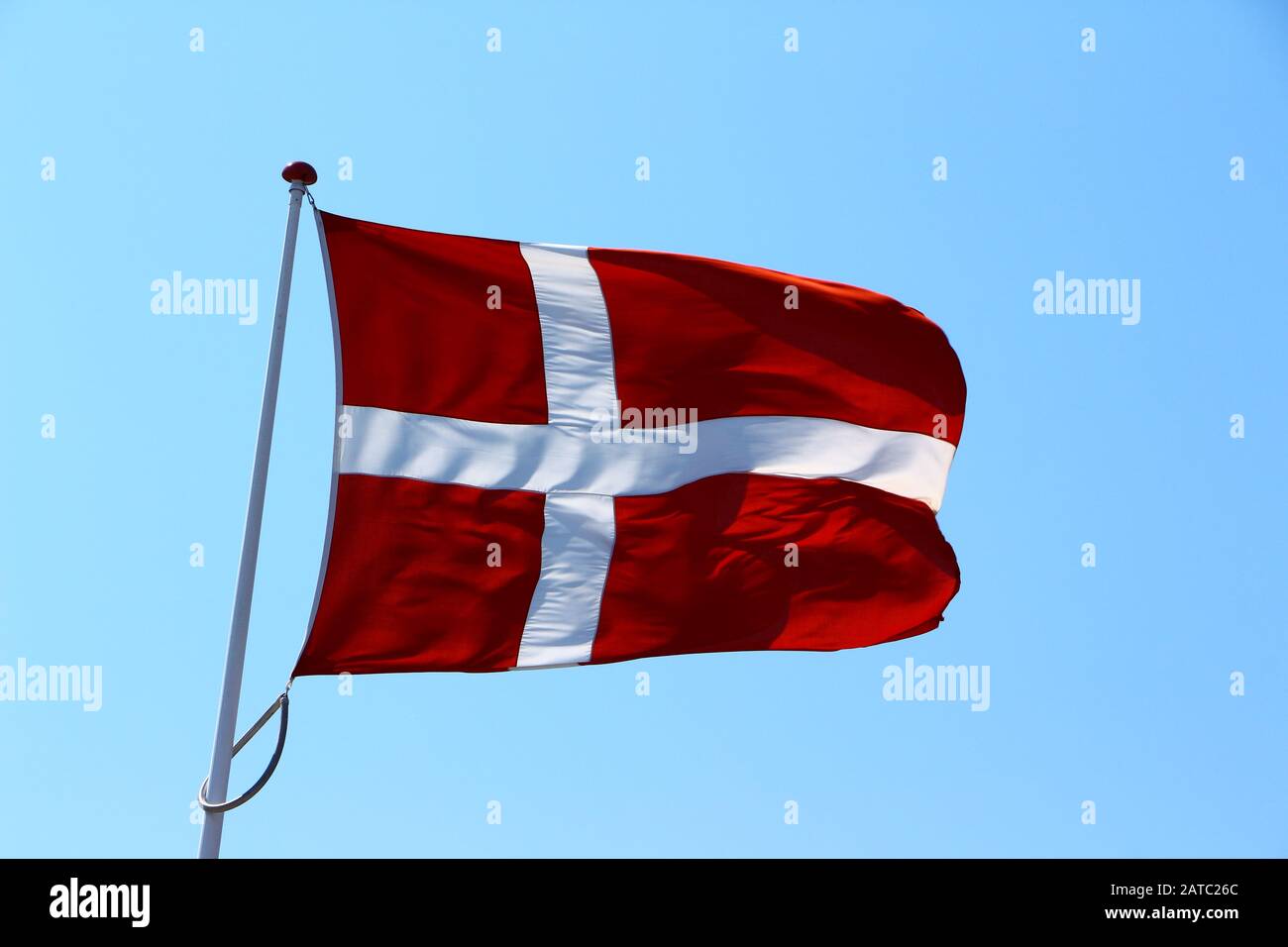 Die Dänische Nationalfahne flattert im Wind Stock Photo