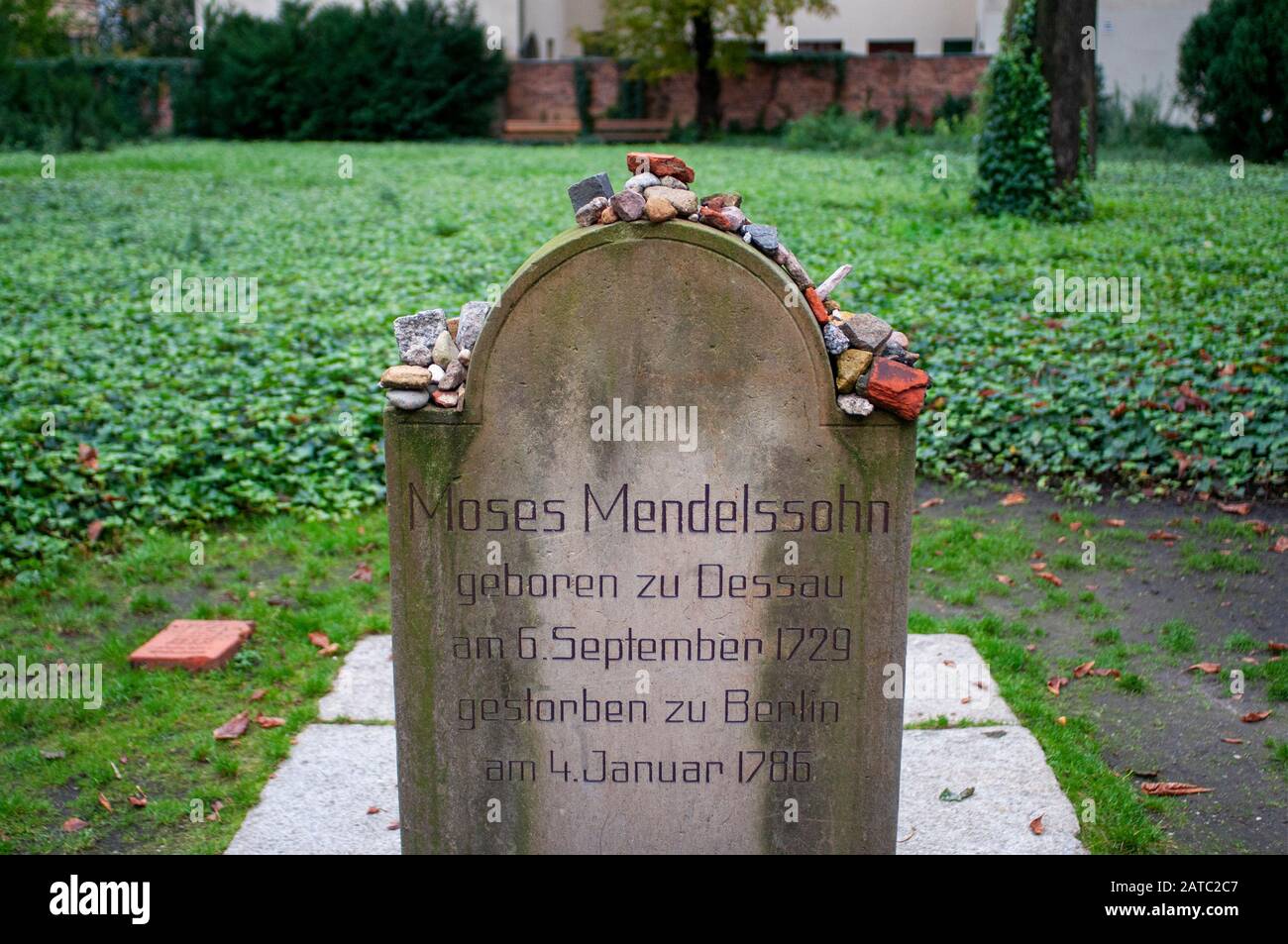 Grave of Jewish philosopher Moses Mendelssohn, Jewish Cemetery Berlin Mitte. Moses Maximilian Siegfried Borchardt lies in an unmarked coffin in the ba Stock Photo