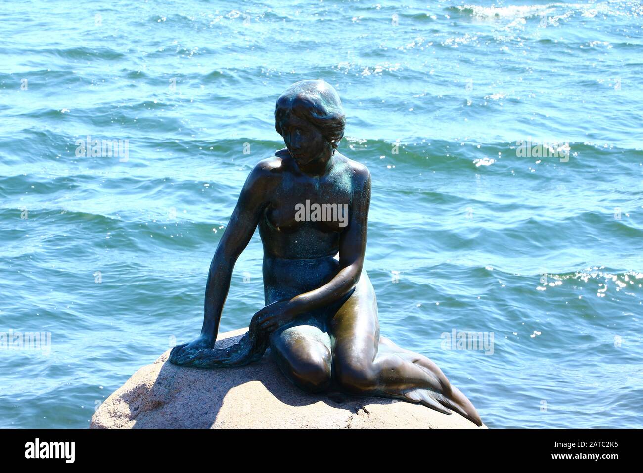 Blick auf die Skulptur der Meerjungfrau im Hafen von Kopenhagen Stock Photo