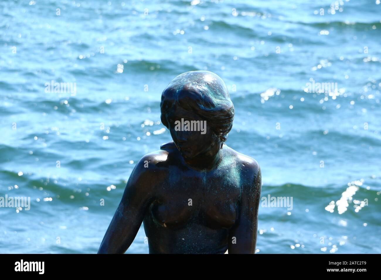 Blick auf die Skulptur der Meerjungfrau im Hafen von Kopenhagen Stock Photo