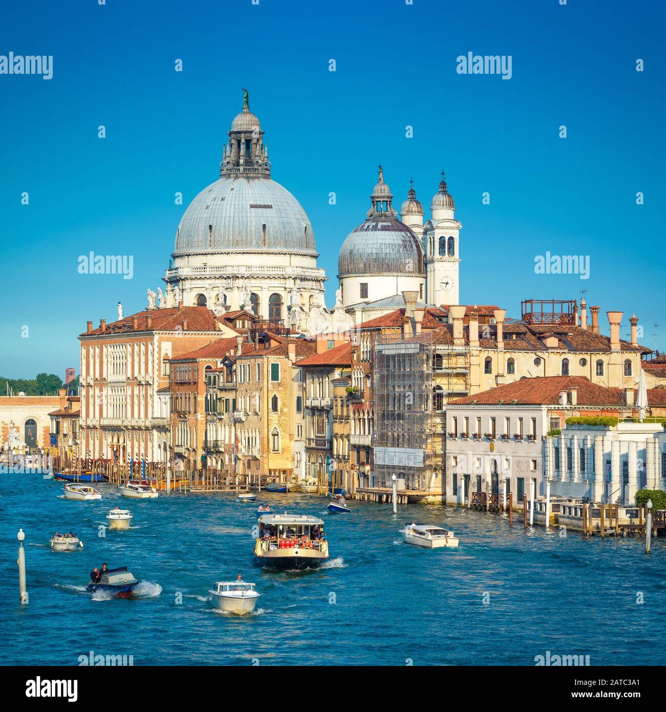 Tourist day trip boats hi-res stock photography and images - Alamy