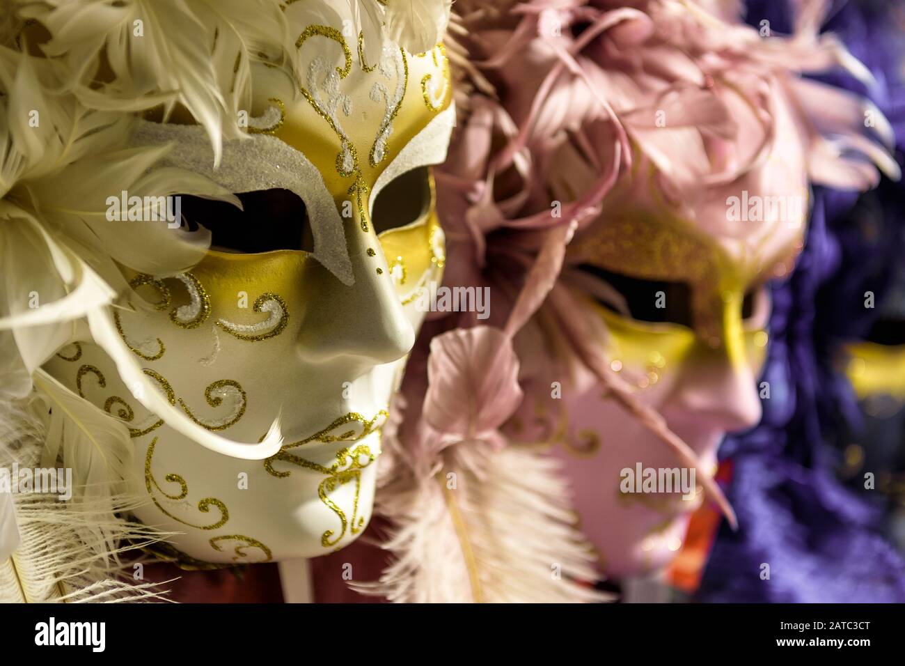 Venetian carnival mask on wall immagini e fotografie stock ad alta  risoluzione - Alamy