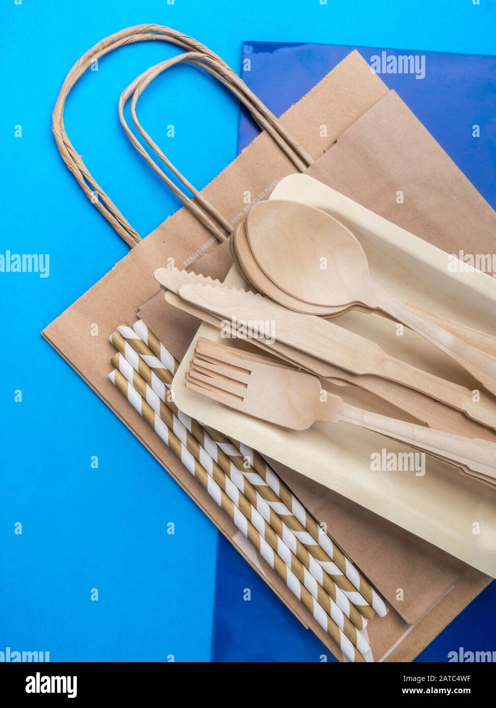 Plastic free set with recycled tableware from wood, bamboo, cutlery