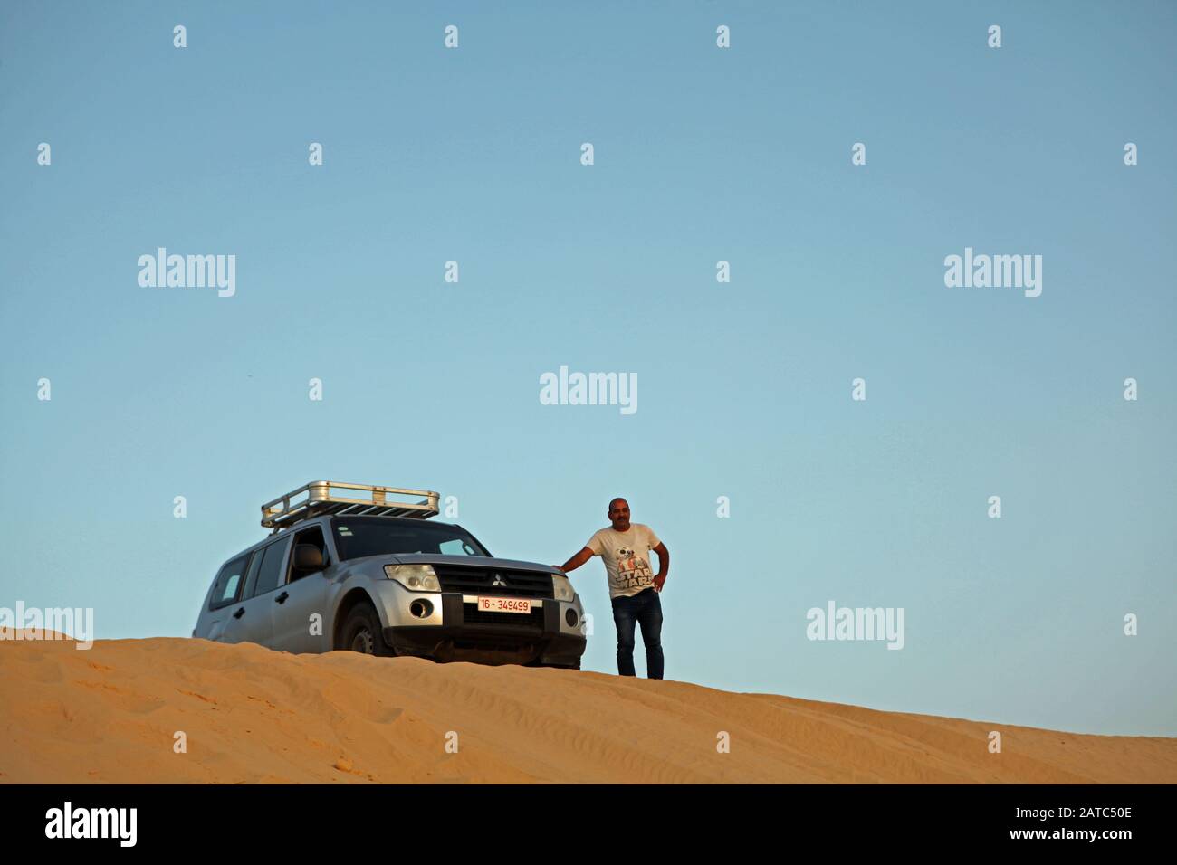 Four wheel drive down sand dune hires stock photography and images Alamy