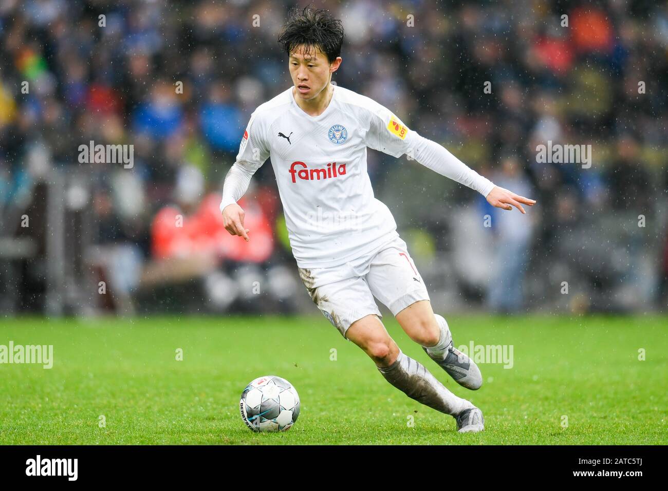 Karlsruhe, Germany. 01st Feb, 2020. Football: 2nd Bundesliga, 20th matchday, Karlsruher SC - Holstein Kiel, Wildparkstadion. Kiel's Jae-sung Lee in action. Credit: Tom Weller/dpa - IMPORTANT NOTE: In accordance with the regulations of the DFL Deutsche Fußball Liga and the DFB Deutscher Fußball-Bund, it is prohibited to exploit or have exploited in the stadium and/or from the game taken photographs in the form of sequence images and/or video-like photo series./dpa/Alamy Live News Stock Photo