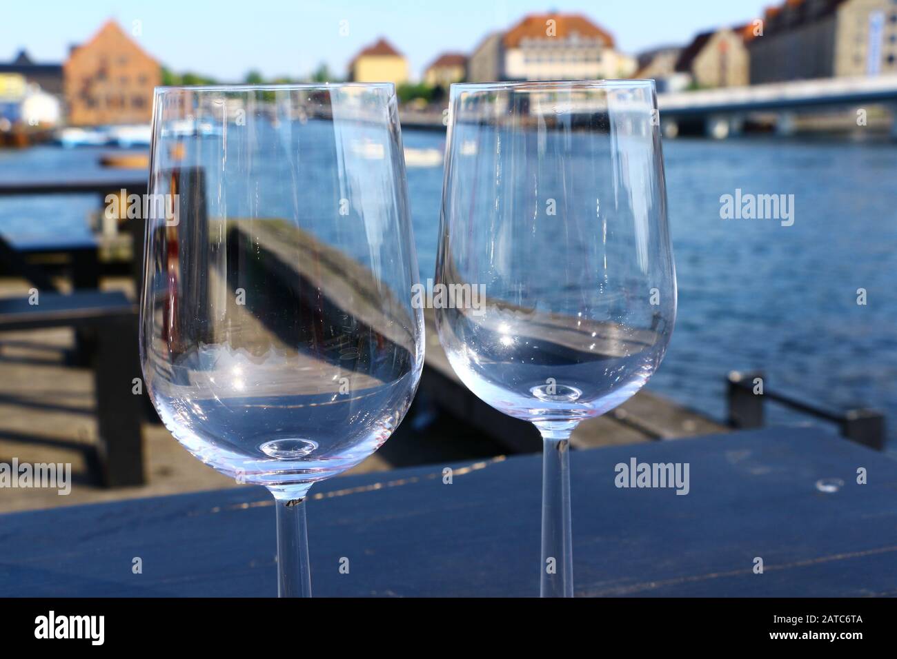 Blick durch ein Weinglas auf den Hafen von Kopenhagen Stock Photo