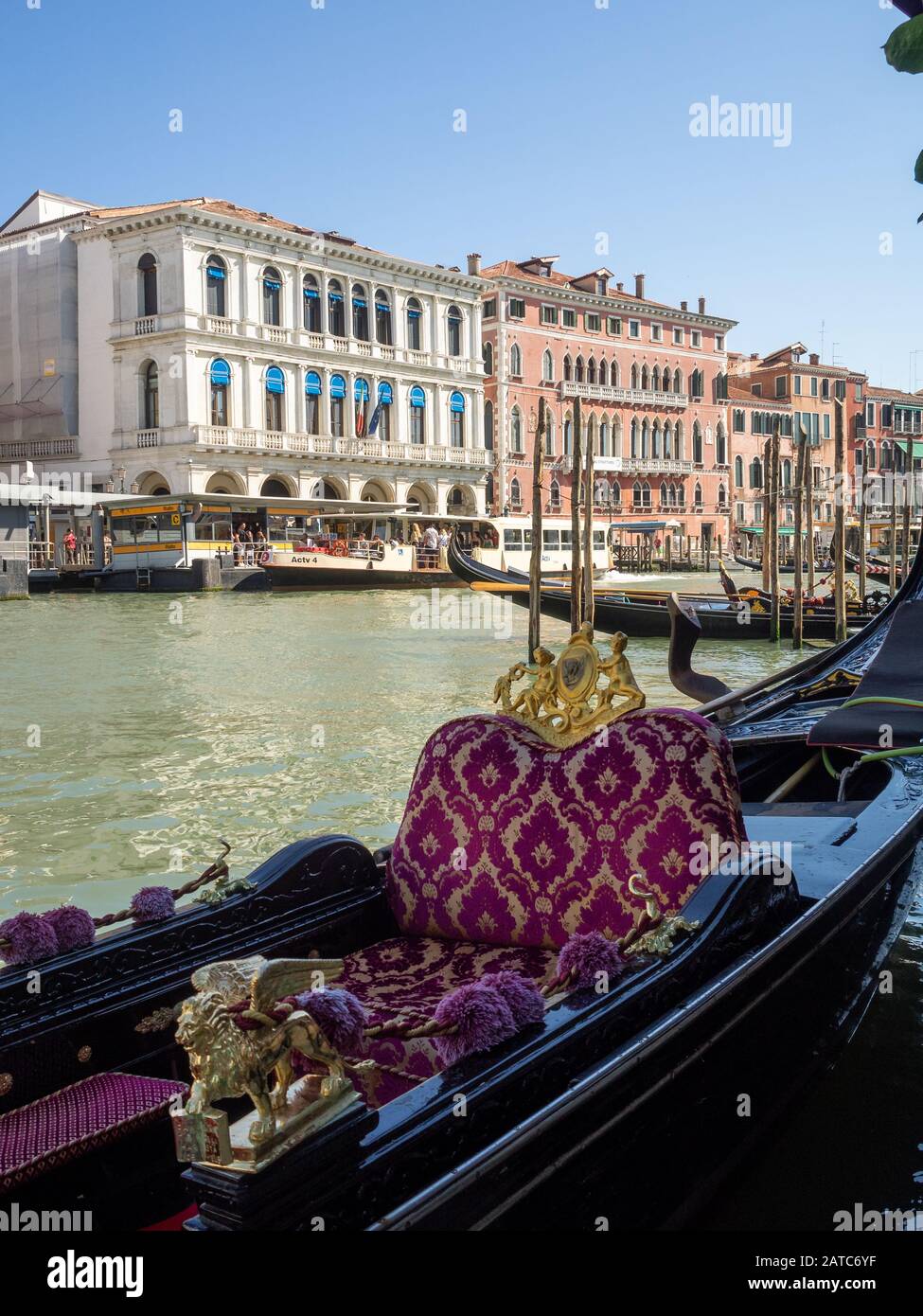 Venice gondola close up hi-res stock photography and images - Alamy