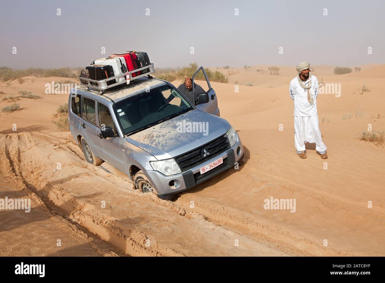 Car stuck in sand hires stock photography and images Alamy