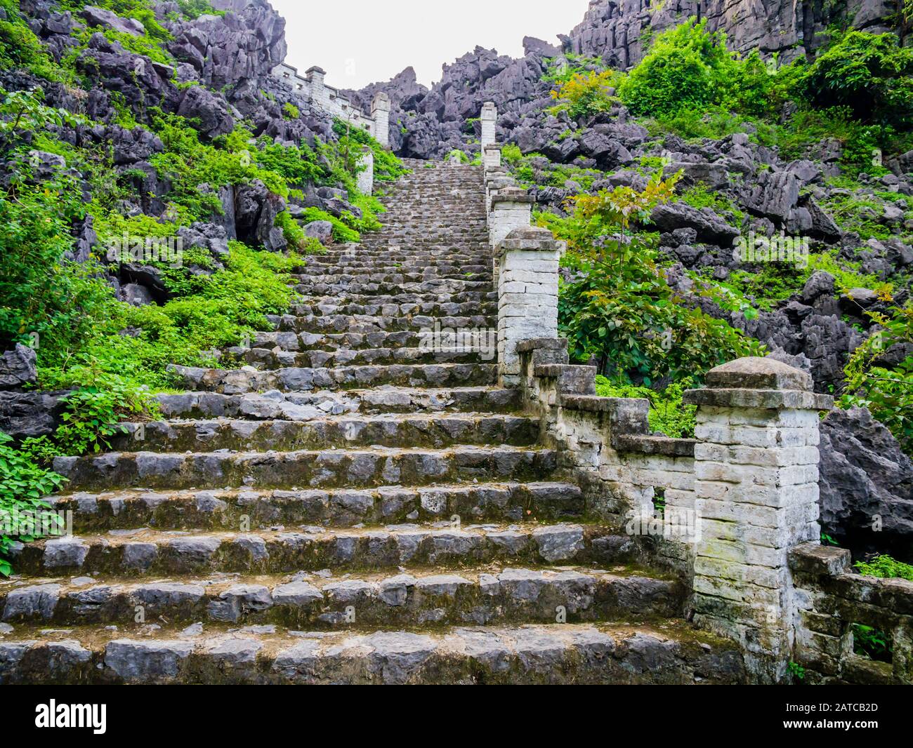 Stone staircase ascending the lying dragon mountain to reach the Hang Mua pagoda, one of the most beautifiul viewpoint in Ninh Binh, Vietnam Stock Photo
