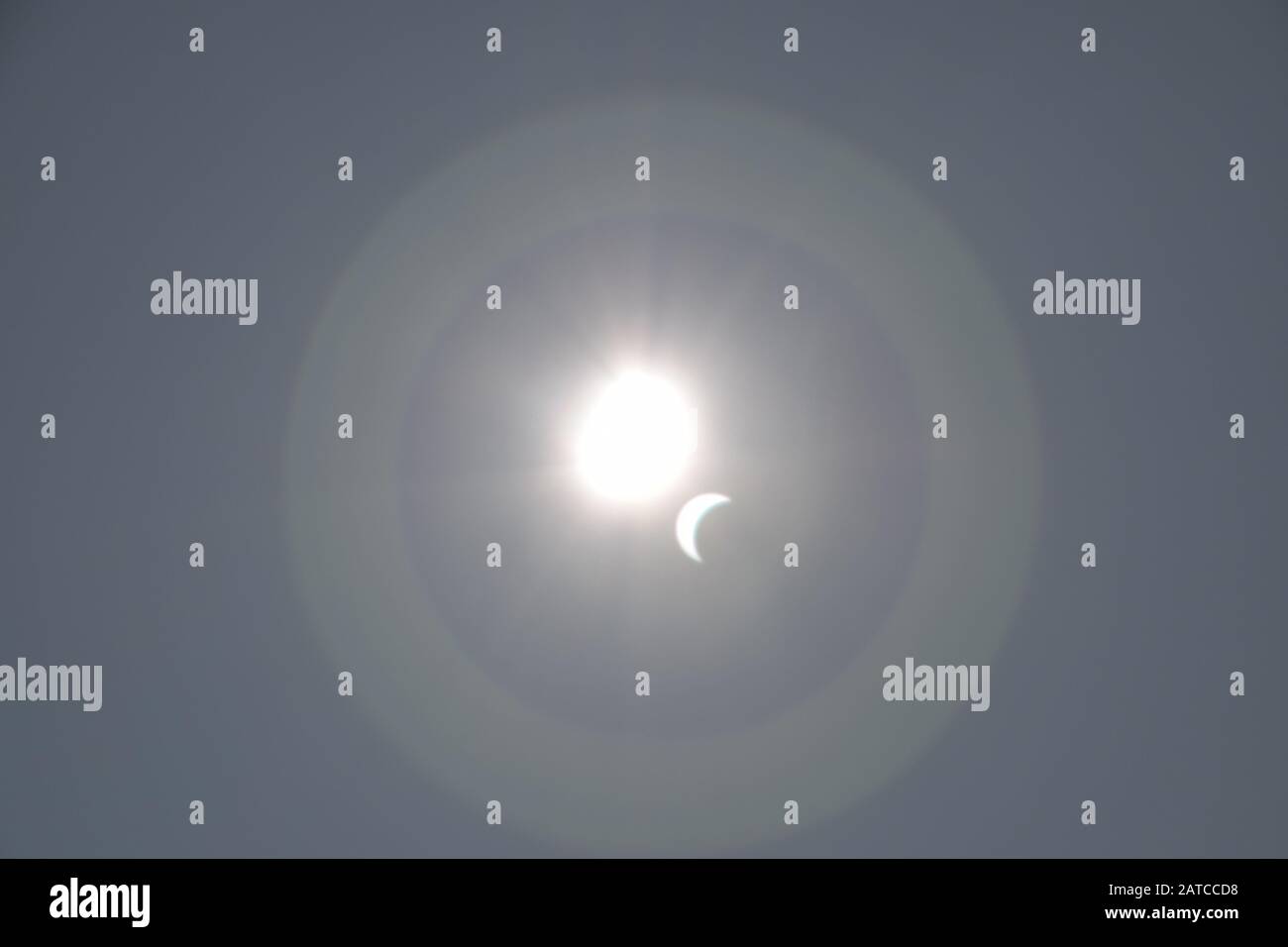 Moon blocks sun hi-res stock photography and images - Alamy