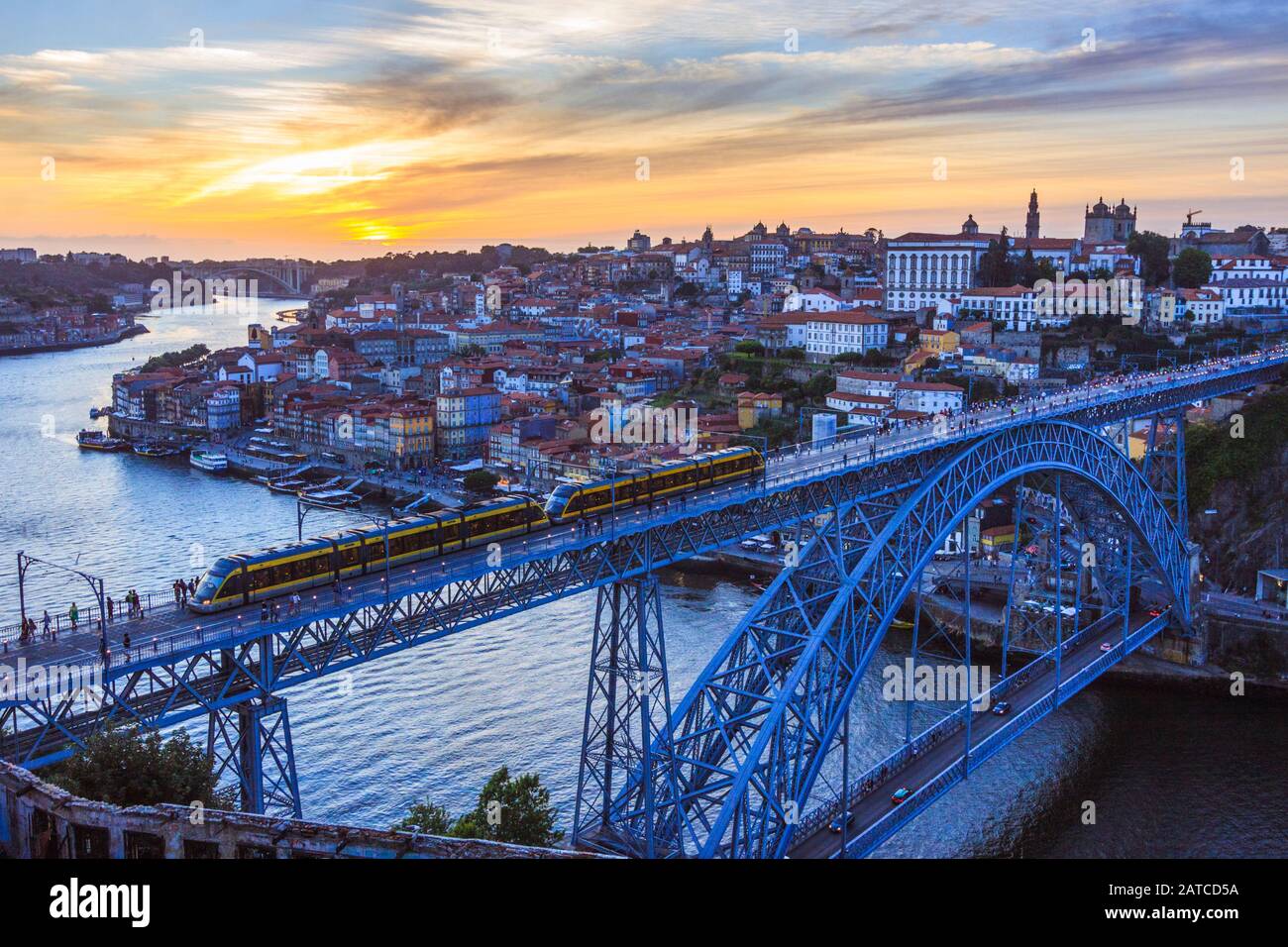 Porto, Portugal : A train rides at sunset on the Dom Luis I Bridge over the River Douro linking Porto and Vila Nova de Gaia, built betwen 1881 and 188 Stock Photo
