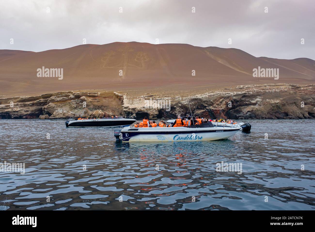 Peru coast guided tour tourists visiting Paracas Candelabra on tour boats, Paracas culture, Paracas National Reserve, Department of Ica, Paracas, Peru Stock Photo