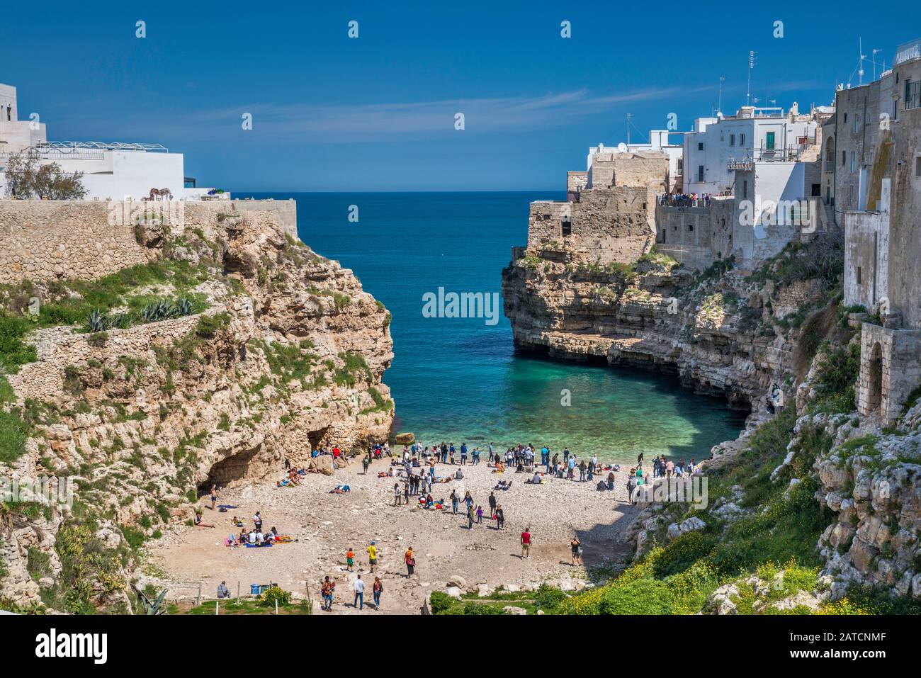 Spiaggia di polignano a mare hi-res stock photography and images - Alamy