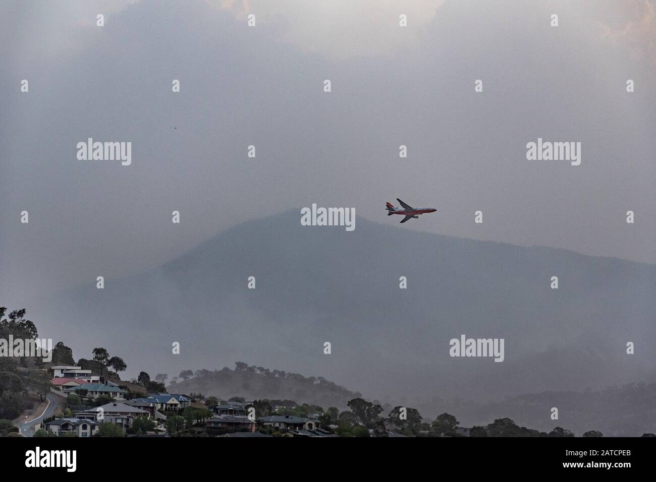 Orroral Valley Bushfire, Canberra, Australia 01 Feb. 2020. A McDonnell Douglas DC-10 Air Tanker preparing to drop fire retardant to protect the Canberra suburb of Banks. The fire is threatening the suburb and the retardant drop is to try to halt its advance. Credit: FoxTree gfx/Alamy Live News Stock Photo