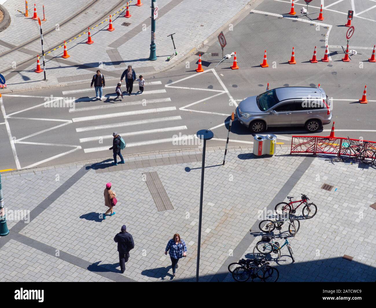 People on a pedestrian crossing hi-res stock photography and images - Alamy