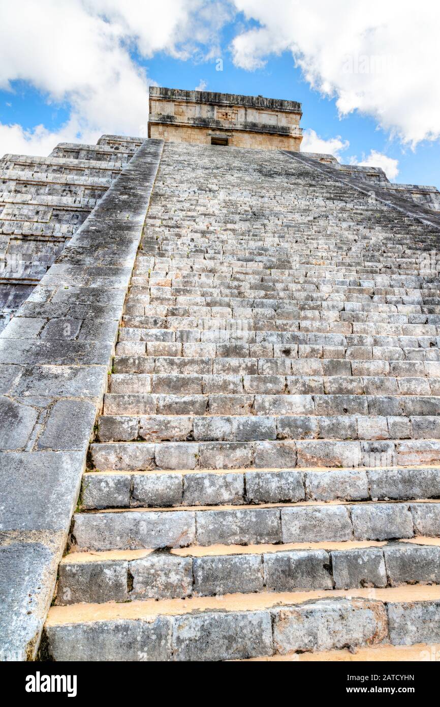 Famous Pyramid of Kukulcan or El Castillo at Chichen Itza, the largest archaeological cities of the pre-Columbian Maya civilization in the Yucatan Pen Stock Photo
