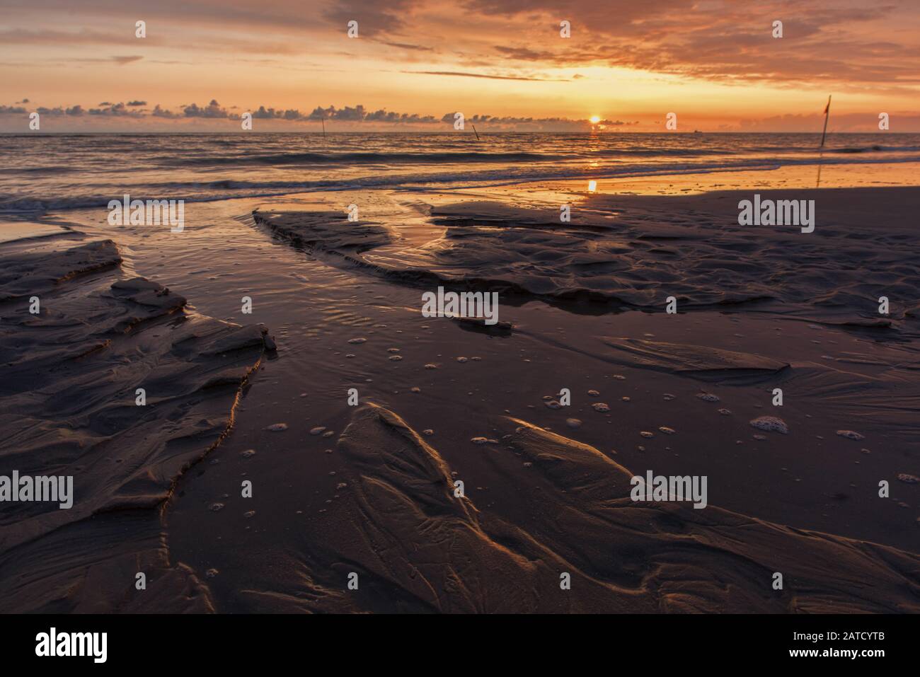 Breathtaking sunset scenery over the foamy ocean Stock Photo - Alamy