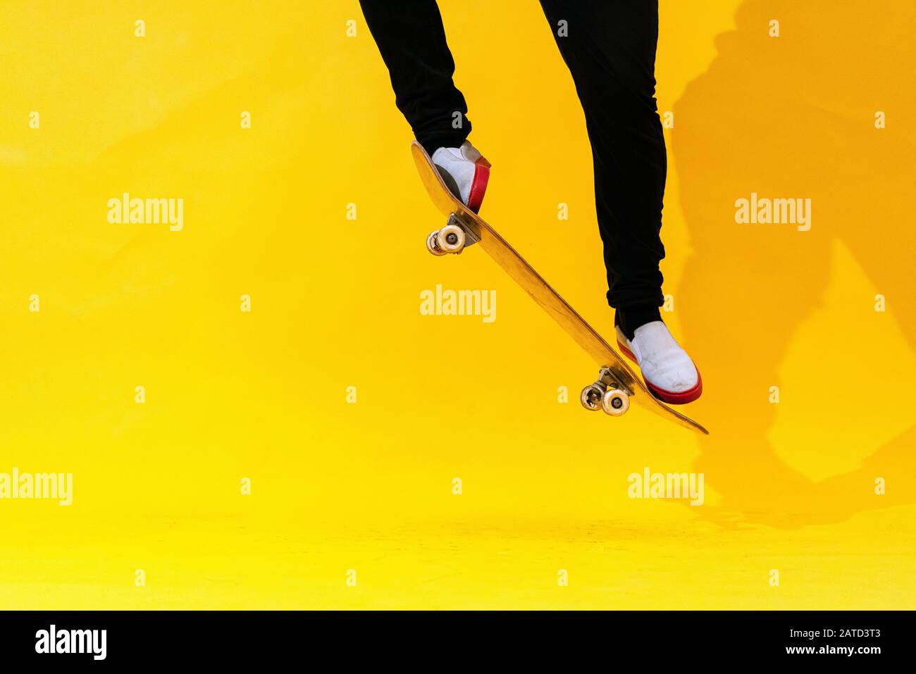 Skateboard ollie hires stock photography and images Alamy