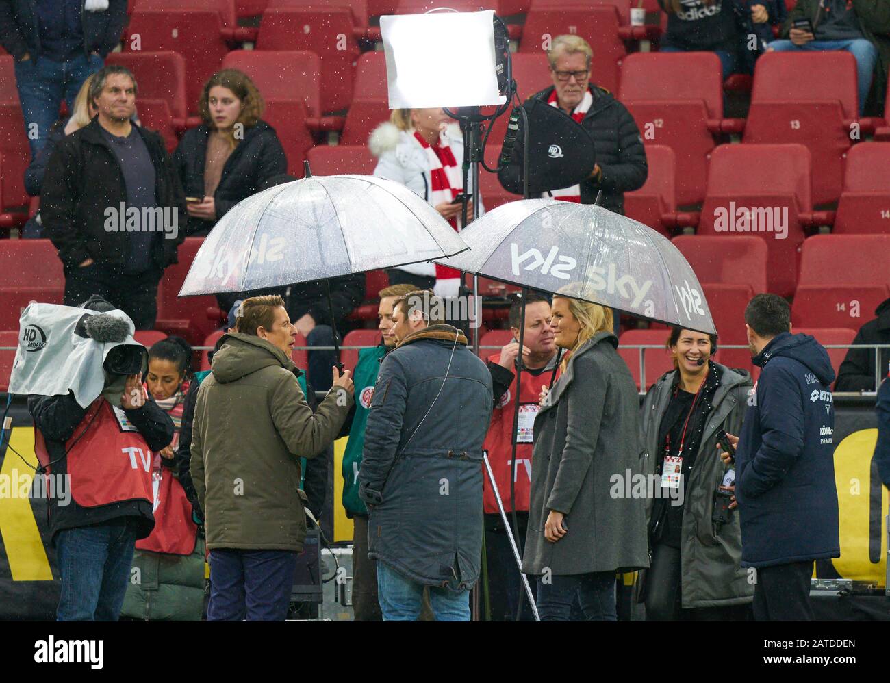 Mainz, Germany. 01st Feb, 2020. Football Mainz-Munich, Mainz, Feb 1, 2020.  Robert LEWANDOWSKI, FCB 9 half-size, portrait, FSV MAINZ 05 - FC BAYERN  MUNICH 1-3 - DFL REGULATIONS PROHIBIT ANY USE OF