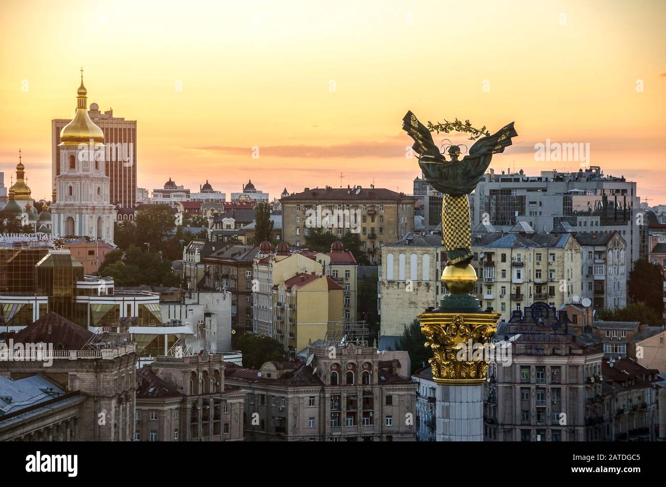 Киев. Центр киева сейчас. Он живет в киеве. Он живет в киеве. Как живут в киеве.