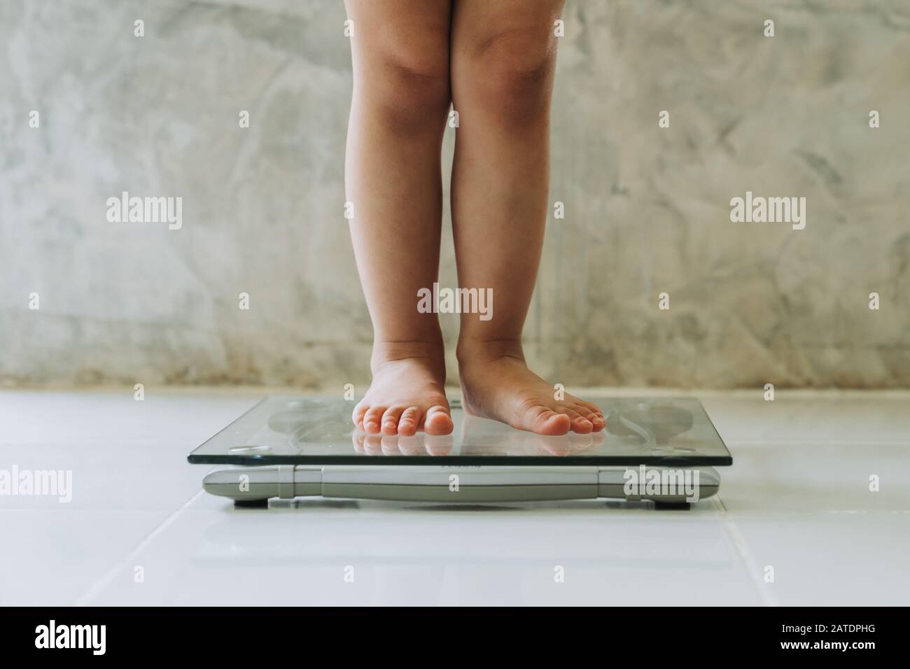 Female feet on scales - Stock Image - F003/6919 - Science Photo Library