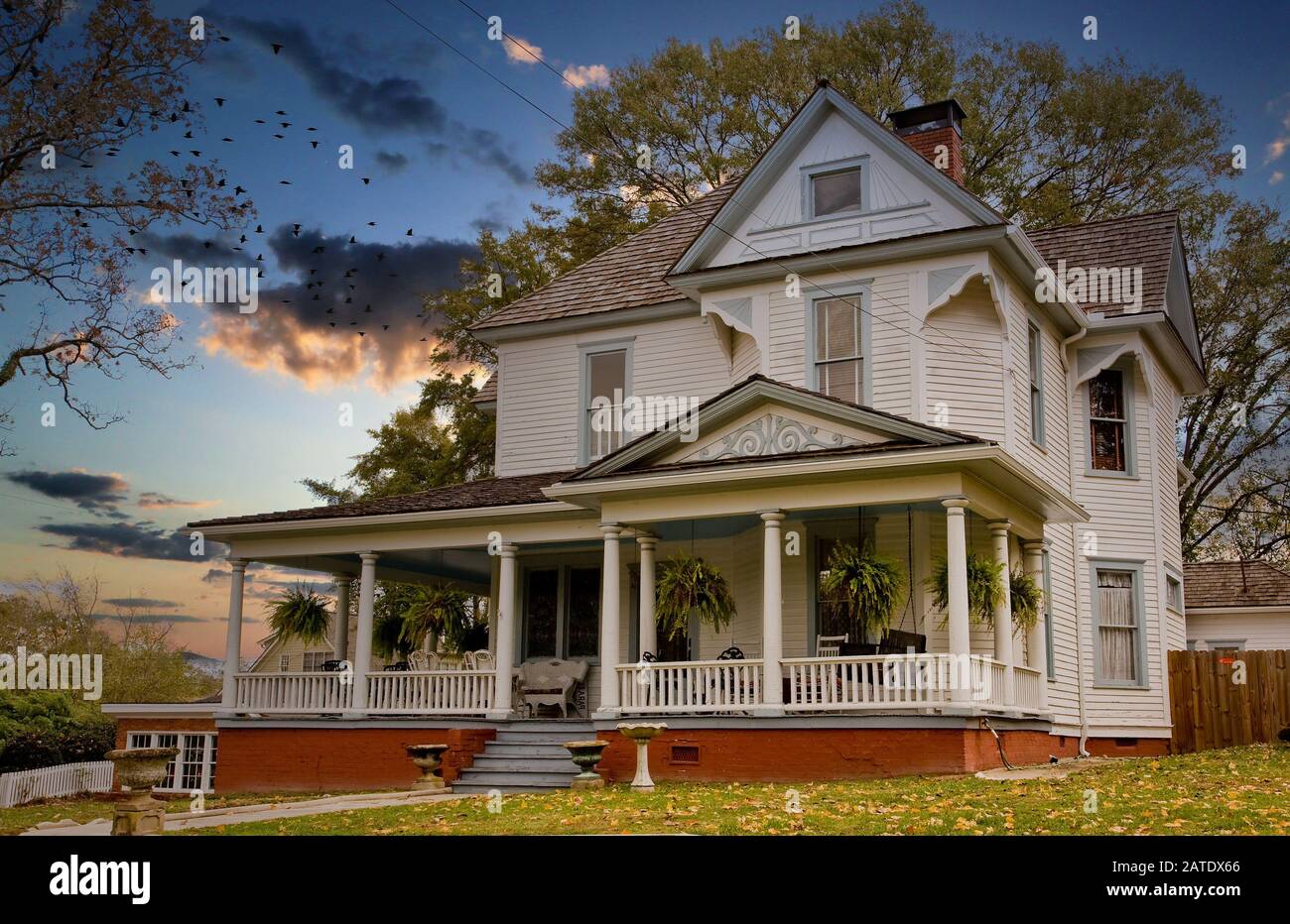 White farm house porch hi-res stock photography and images - Alamy