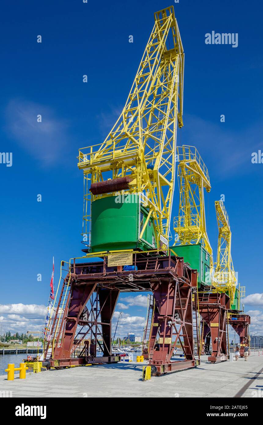 Old gantry cranes hi-res stock photography and images - Alamy