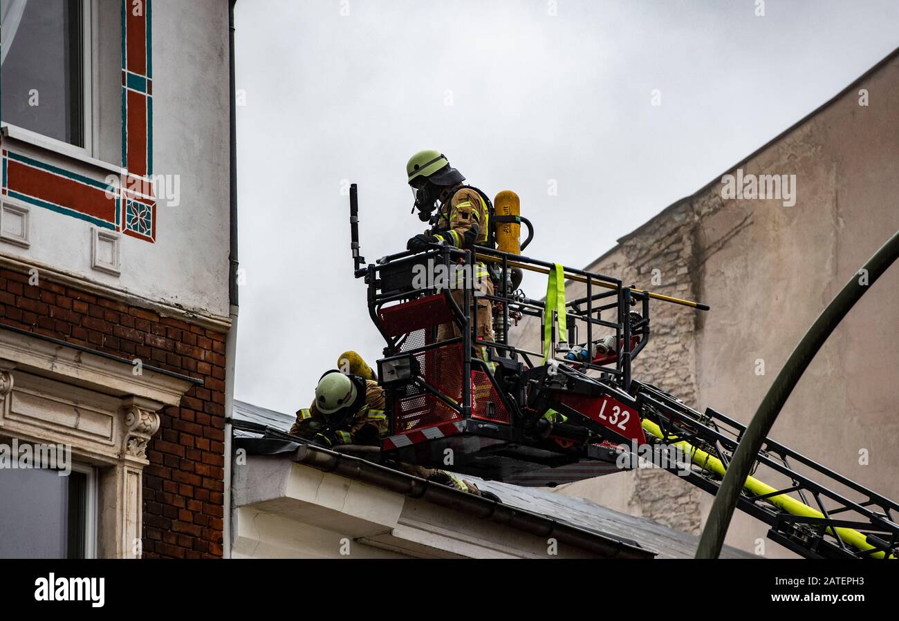 Berlin, Germany. 02nd Feb, 2020. Firefighters search for possible ...