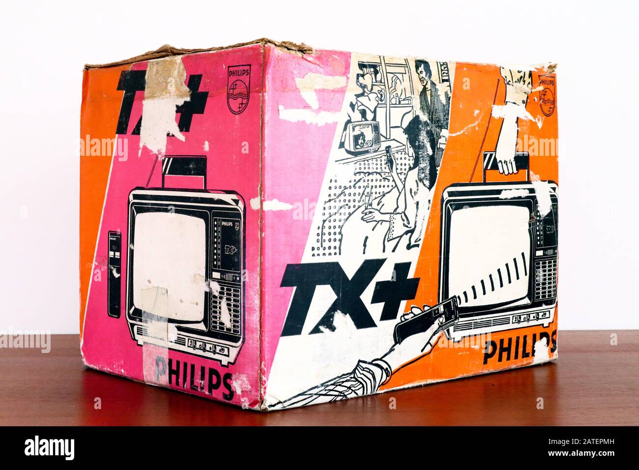 Cardboard Box of 1970s Retro Old PHILIPS Philetta TX+ 12B912 TV. The first  B/W Portable TV with Remote Control produced by Philips Stock Photo - Alamy