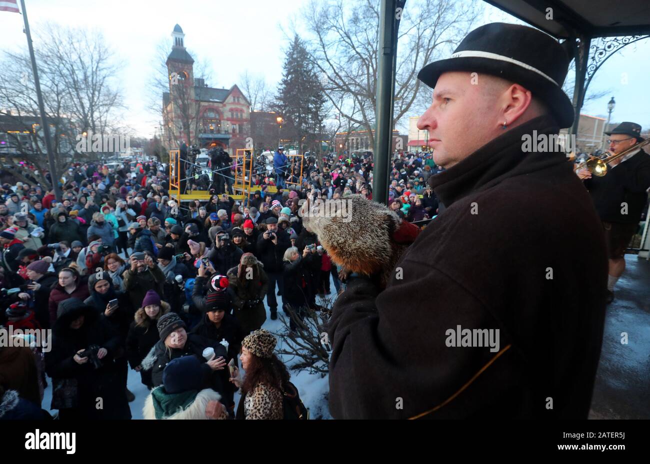 Woodstock Illinois Usa 2nd Feb 2020 Sunday February 2 2020 Woodstock Illinois U S Handler Mark Szafran