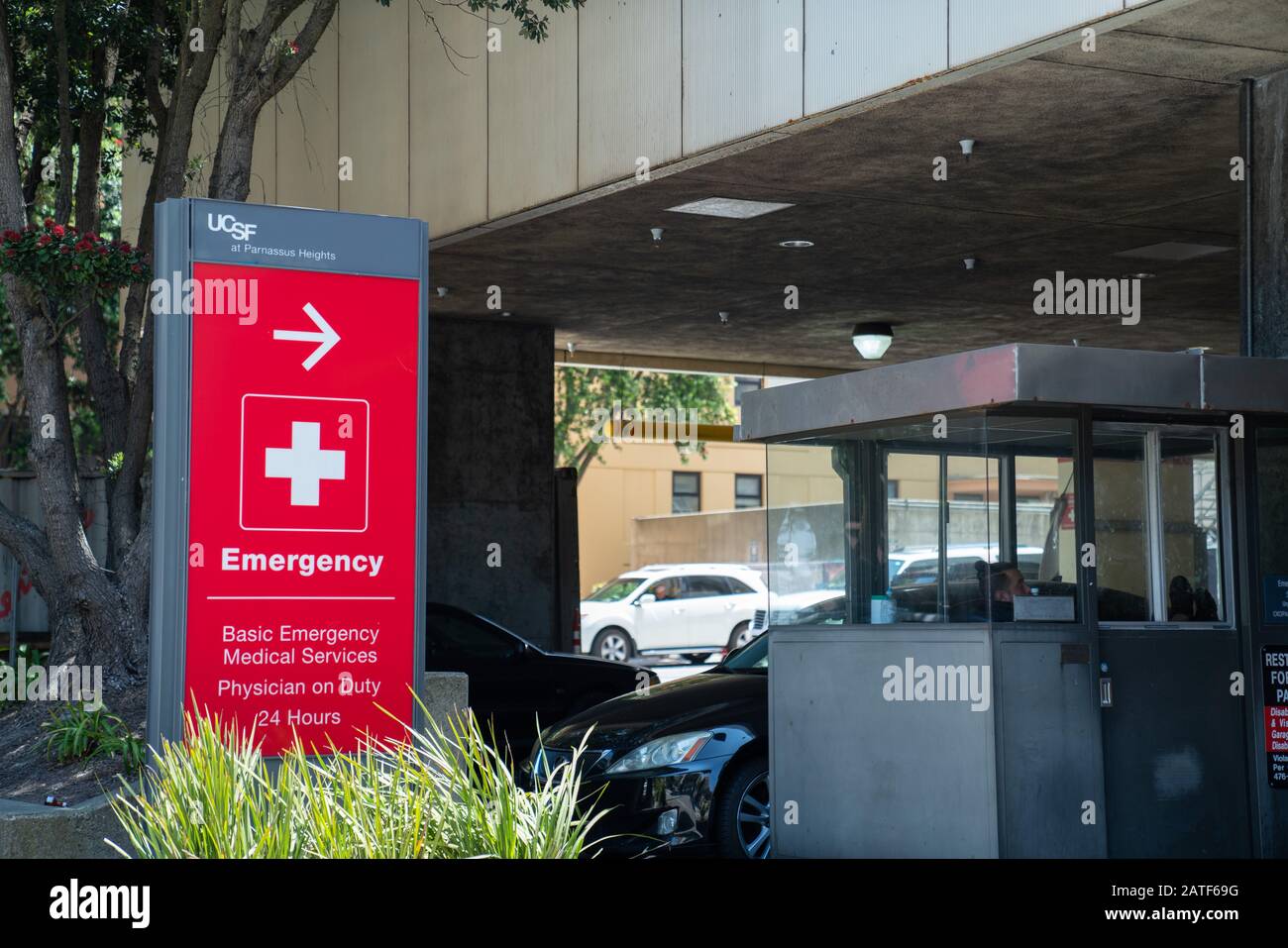 University of California San Francisco UCSF emergency room car entrance at hospital 24 hours Stock Photo