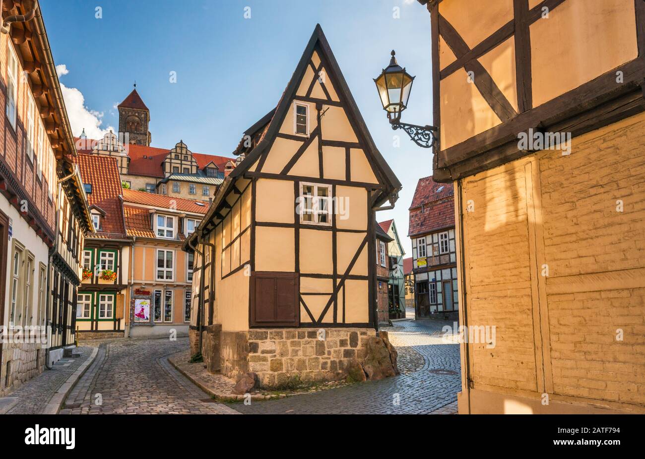 Medieval half-timbered houses on Finkenherd, passage going up Schlossberg (Castle Hill) in Quedlinburg, Saxony-Anhalt, Germany Stock Photo